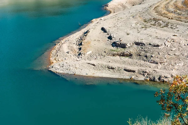 Rezervuar Pantano De Siurana, Tarragona, İspanya. Metin için yer kopyalayın. 
