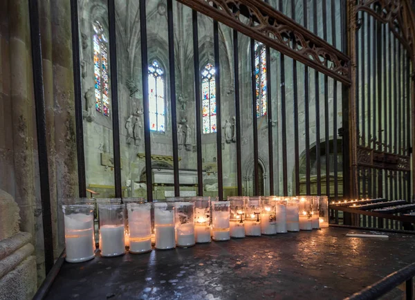 Tarragona, Hiszpania - 4 października 2017: Widok na stole ze świecami w Tarragona Cathedral (katedra katolicka). Kopiować miejsca na tekst. — Zdjęcie stockowe