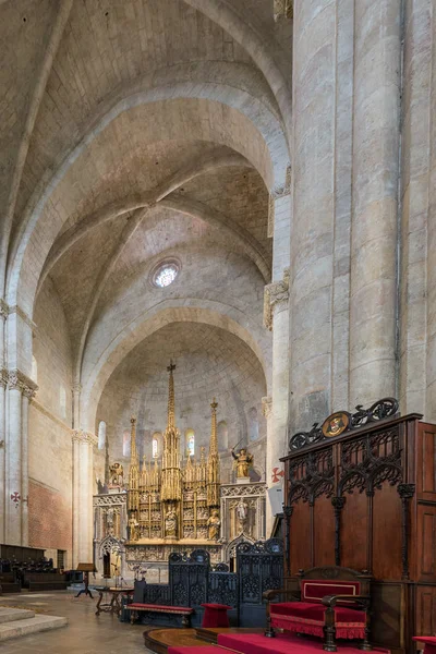 Tarragona, Hiszpania - 4 października 2017: Wnętrze katedry miasta Tarragona (katedra katolicka). Kopiować miejsca na tekst. Pionowe. — Zdjęcie stockowe