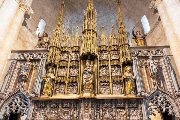 Tarragona, Hiszpania - 4 października 2017: Widok ołtarza w Tarragona Cathedral (katedra katolicka). Kopiować miejsca na tekst. — Zdjęcie stockowe