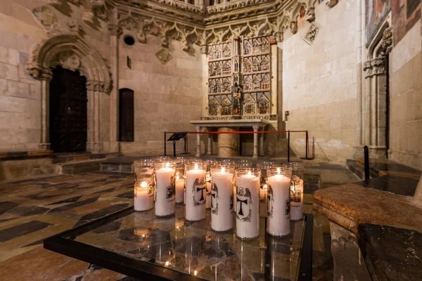 Tarragona, Hiszpania - 4 października 2017: Widok na stole ze świecami w Tarragona Cathedral (katedra katolicka). Kopiować miejsca na tekst. — Zdjęcie stockowe