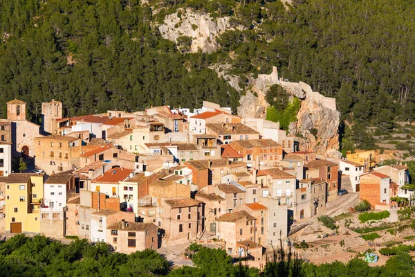 Veduta della vecchia città spagnola nella foresta, Pratdip, Tarragona, Spagna . — Foto Stock