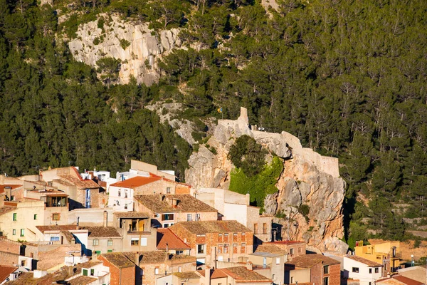 Vista da antiga cidade espanhola na floresta, Pratdip, Tarragona, Espanha . — Fotografia de Stock