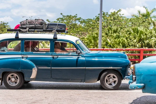 Santo Domingo, Dominican Republic - 8 sierpnia 2017: amerykański niebieski retro samochód na ulicy miasta. Kopiować miejsca na tekst. — Zdjęcie stockowe