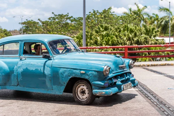 Santo Domingo, Dominican Republic - 8 sierpnia 2017: amerykański niebieski retro samochód na ulicy miasta. Kopiować miejsca na tekst. — Zdjęcie stockowe