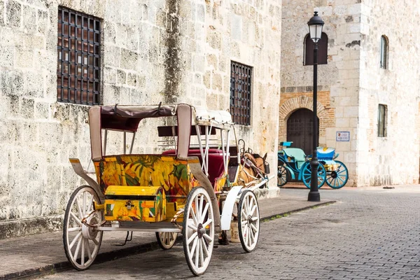 Carruaje retro con caballo en una calle de la ciudad en Santo Domingo, República Dominicana. Copiar espacio para texto . —  Fotos de Stock