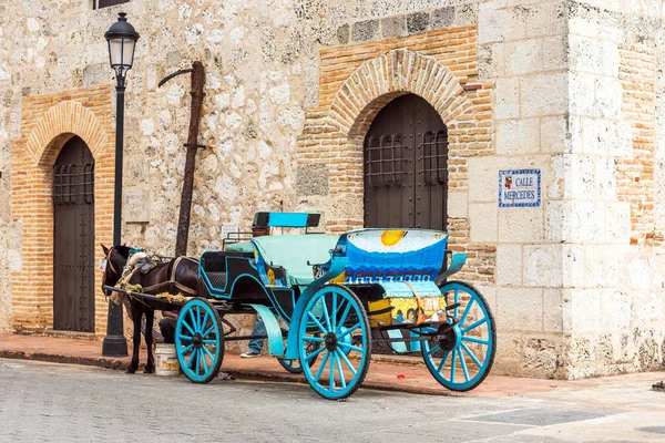Carruaje retro con caballo en una calle de la ciudad en Santo Domingo, República Dominicana. Copiar espacio para texto . —  Fotos de Stock