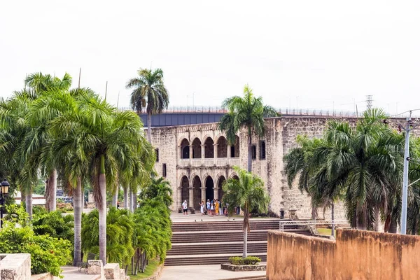 Santo Domingo, Dominikánská republika - 8 srpna 2017: dům Columbus, první kamenné stavby. Kopírovat prostor pro text. — Stock fotografie