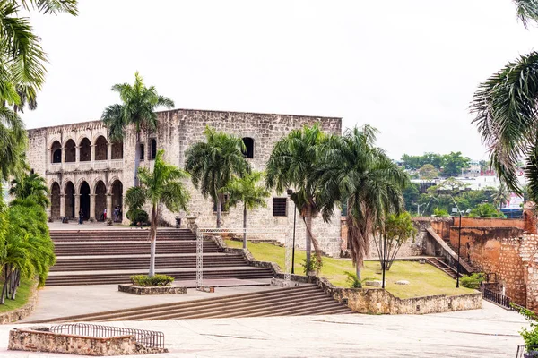 Dům Columbus, první kamenné budově postavené v Santo Domingo, Dominikánská republika. Kopírovat prostor pro text. — Stock fotografie