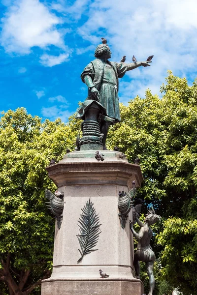 Santo Domingo, Dominican Republic - 8 sierpnia 2017: widok na pomnik na Krzysztofa Kolumba. Kopiować miejsca na tekst. Pionowe. — Zdjęcie stockowe