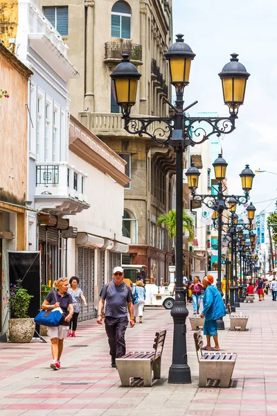 Santo Domingo, Dominicaanse Republiek - 8 augustus 2017: uitzicht op de historische straat van de stad. Ruimte voor tekst kopiëren. Verticaal. — Stockfoto