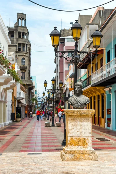 Santo Domingo, Dominikanische Republik - 8. August 2017: Blick auf die historische Straße der Stadt. Kopierraum für Text. vertikal. — Stockfoto