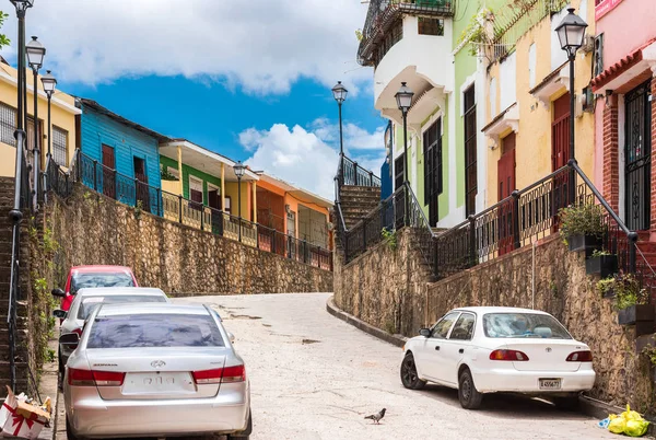 Santo Domingo, Dominicaanse Republiek - 8 augustus 2017: uitzicht op de oude stad straat. Ruimte voor tekst kopiëren. — Stockfoto
