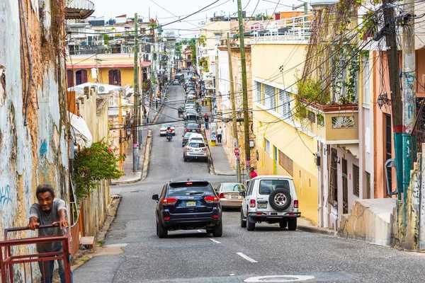 Santo Domingo, Dominicaanse Republiek - 8 augustus 2017: uitzicht op de historische straat van de stad. Ruimte voor tekst kopiëren. — Stockfoto