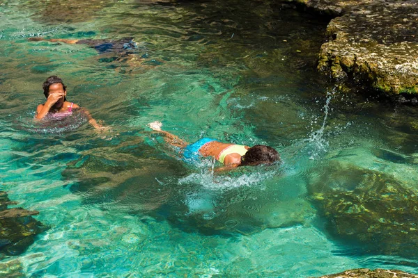 Bayahibe, Dominikai Köztársaság - 2017. május 21.: Emberek fürdőzés természetes tóban. Hely, a szöveg másolása. — Stock Fotó