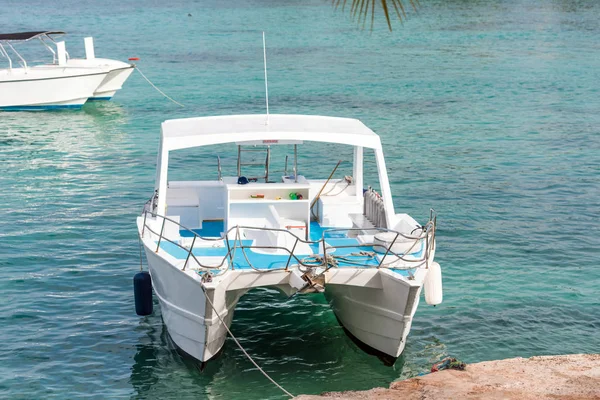 De boten in de buurt van de kust in Bayahibe, La Altagracia, Dominicaanse Republiek. Ruimte voor tekst kopiëren. — Stockfoto