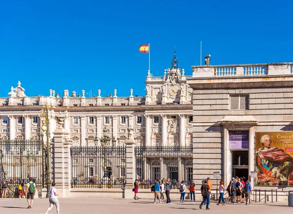MADRID, ESPAÑA - 26 DE SEPTIEMBRE DE 2017: Vista del edificio del Palacio Real. Copiar espacio para texto . — Foto de Stock