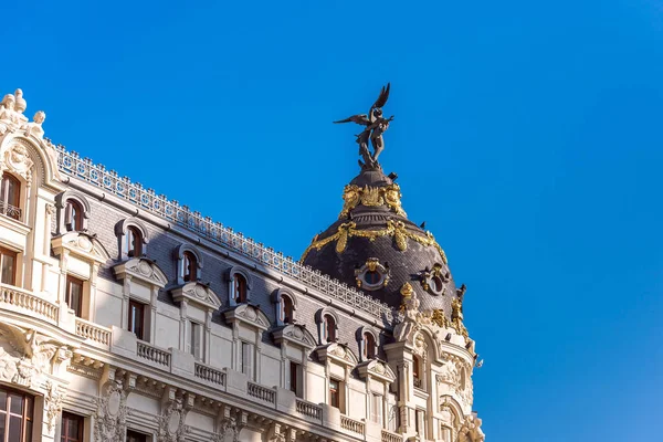 Madrid, İspanya - 26 Eylül 2017: Metropolis görünümü bina. Metin için yer kopyalayın. 