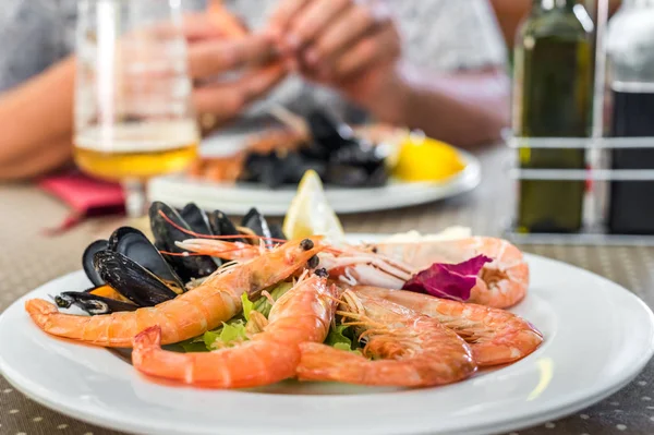 Mariscos sabrosos en el plato en primer plano de la mesa, Siurana, Catalunya, España . —  Fotos de Stock