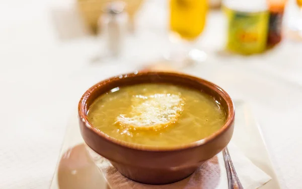 Sopa de queijo em uma chapa cerâmica em uma mesa em um café, Siurana, Catalunha, Espanha. Close-up . — Fotografia de Stock