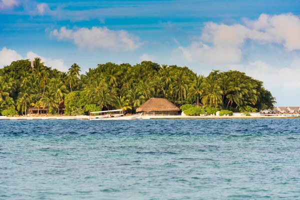 Vista de una isla tropical con palmeras de coco en una playa de arena, Maldivas, Océano Índico. Copiar espacio para texto . — Foto de Stock