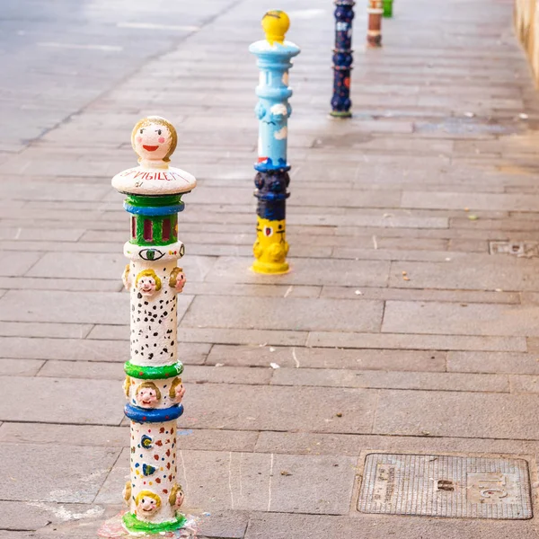 Målade pelarna i Tarragona, Catalunya, Spanien. Kopiera utrymme för text. — Stockfoto