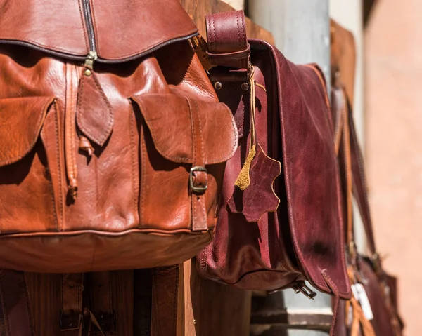 Souvenir shop with leather handbags in Tarragona, Catalunya, Spain. Close-up. — Stock Photo, Image