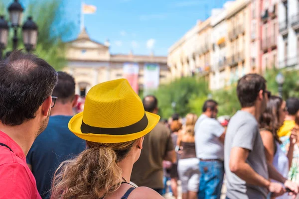 Tarragona, İspanya - 17 Eylül 2017: Kadın tatil Santa Tecla sarı şapkalı. Metin için yer kopyalayın.