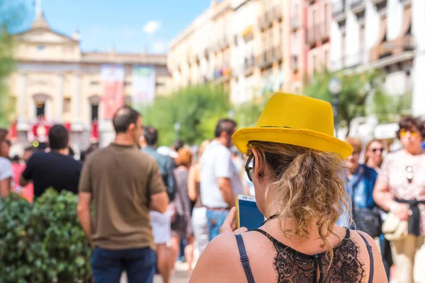 Tarragona, İspanya - 17 Eylül 2017: Kadın tatil Santa Tecla sarı şapkalı. Metin için yer kopyalayın.