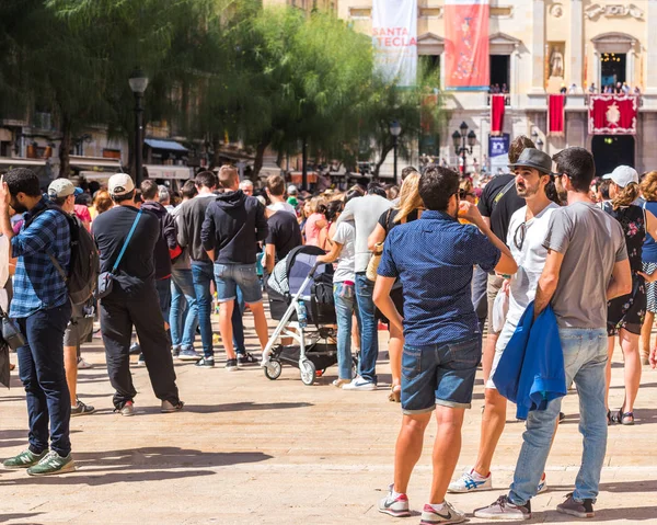 Tarragona, Ισπανία - 17 Σεπτεμβρίου 2017: Διακοπές Σάντα Τέκλα, ένα πλήθος από ανθρώπους στην πλατεία. Χώρο αντίγραφο για το κείμενο. — Φωτογραφία Αρχείου