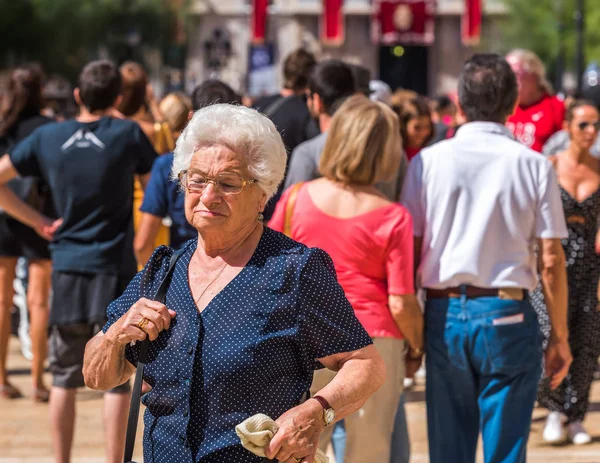 Tarragona, Ισπανία - 17 Σεπτεμβρίου 2017: Ηλικιωμένη γυναίκα σε Santa Tecla διακοπές. Γκρο πλαν. — Φωτογραφία Αρχείου