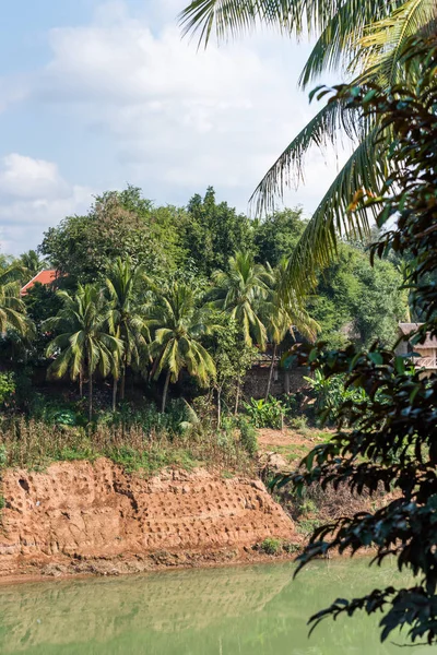 Vista del río Nam Khan, Louangphabang, Laos. Copia espacio para texto. Vertical . — Foto de Stock