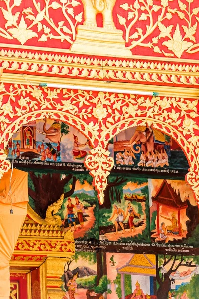 Ansicht der Gemälde und Flachreliefs an der Fassade des Gebäudes, louangphabang, laos. Nahaufnahme. vertikal. — Stockfoto