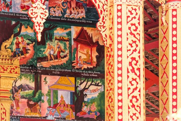 Ansicht der Gemälde und Flachreliefs an der Fassade des Gebäudes, louangphabang, laos. Nahaufnahme. — Stockfoto