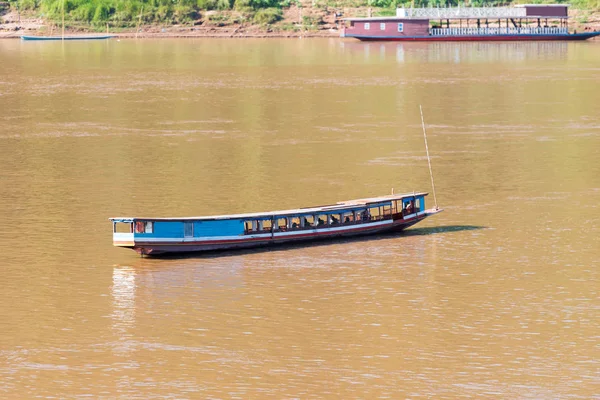 Barco en alta mar río Nam Khan, Louangphabang, Laos. Copiar espacio para texto . — Foto de Stock