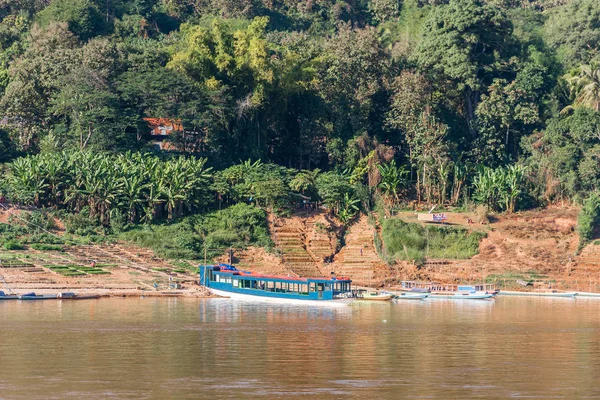 Boot vor der Küste nam khan Fluss, louangphabang, laos. Kopierraum für Text. — Stockfoto