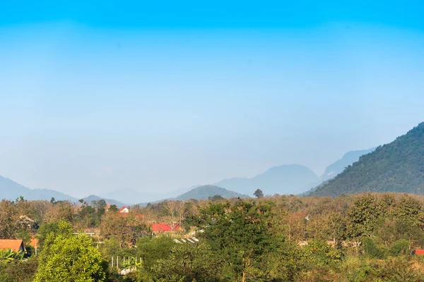 Vista del pintoresco paisaje de montaña en Louangphabang, Laos. Copiar espacio para texto . — Foto de Stock