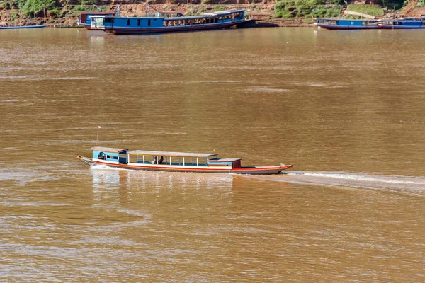 Loď offshore Nam Khan řeka, Louangphabang, Laos. Kopírovat prostor pro text. — Stock fotografie