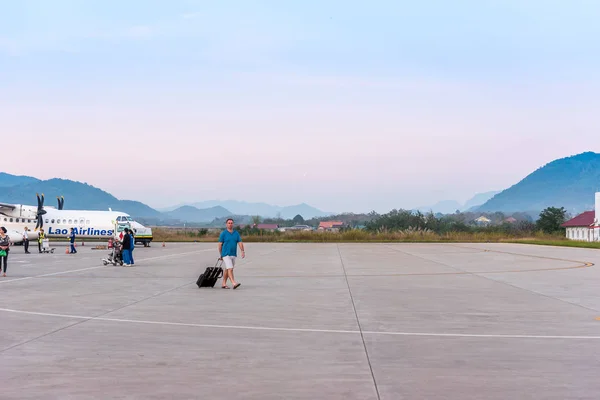 LOUANGPHABANG, LAOS - ЯНВАРЬ 11, 2017: Вид на горный ландшафт. Копирование текста . — стоковое фото