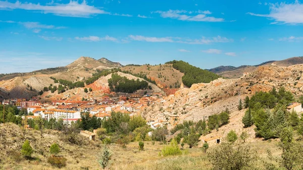 Vista del paisaje montañoso y la ciudad de Molina de Aragón, Guadalajara, España. Copiar espacio para texto . — Foto de Stock