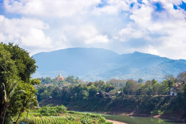 Vista del río Nam Khan, Luang Prabang, Laos. Copiar espacio para — Foto de Stock