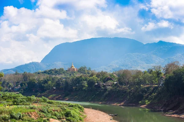 Vista del río Nam Khan, Luang Prabang, Laos. Copiar espacio para — Foto de Stock