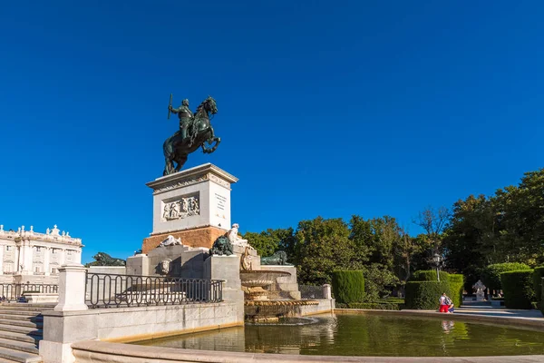 Конная скульптура короля Филиппа IV в Мадриде, Испания. Копирование текста . — стоковое фото
