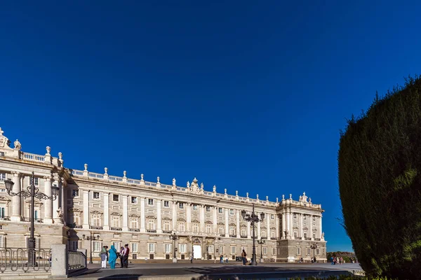 Madrid, Spanien - 26 September 2017: Vy över Kungliga slottet byggnaden. Kopiera utrymme för text. — Stockfoto