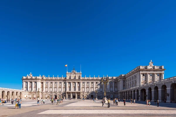 MADRID, ESPAÑA - 26 DE SEPTIEMBRE DE 2017: Vista del edificio del Palacio Real. Copiar espacio para texto . — Foto de Stock