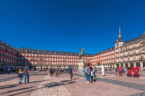 MADRID, ESPAÑA - 26 DE SEPTIEMBRE DE 2017: El Bulding de la Plaza Mayor con estatua del rey Felipe III. Copiar espacio para texto . — Foto de Stock
