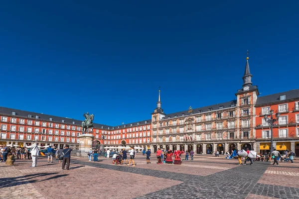 MADRID, ESPAÑA - 26 DE SEPTIEMBRE DE 2017: El Bulding de la Plaza Mayor con estatua del rey Felipe III. Copiar espacio para texto . — Foto de Stock