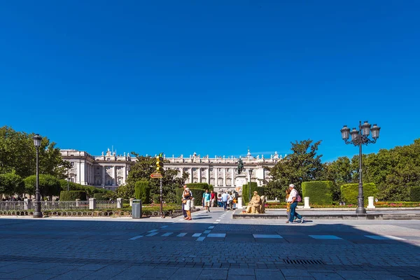 MADRID, ESPAÑA - 26 DE SEPTIEMBRE DE 2017: Vista del edificio del Palacio Real. Copiar espacio para texto . — Foto de Stock