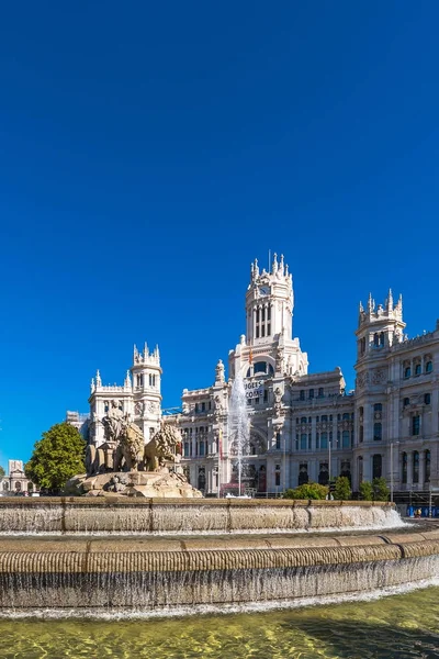 Madrid, Spanje - 26 September 2017: De Cybele Palace (stadhuis). Ruimte voor tekst kopiëren. Verticaal. — Stockfoto