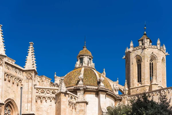 Tarragona Cathedral (Katolik Katedrali) güneşli bir günde, Catalunya, İspanya. Metin için yer kopyalayın.